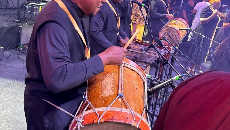 Detalle de un bombo tradicional siendo interpretado en vivo por Sonidos Profundos